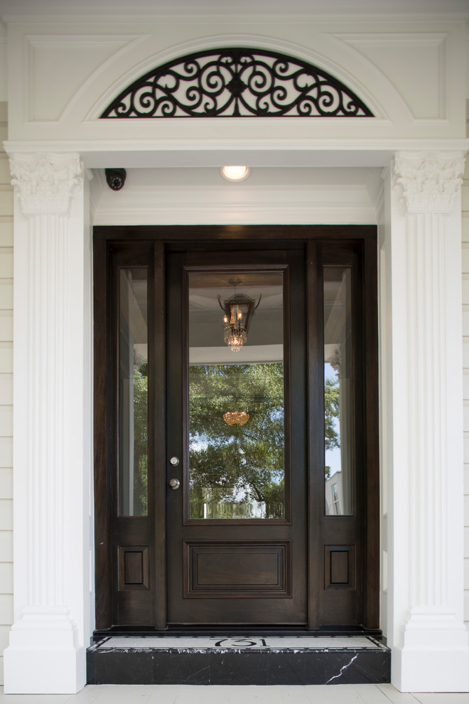 Источник вдохновения для домашнего уюта: огромная входная дверь в классическом стиле с одностворчатой входной дверью, входной дверью из темного дерева и кессонным потолком