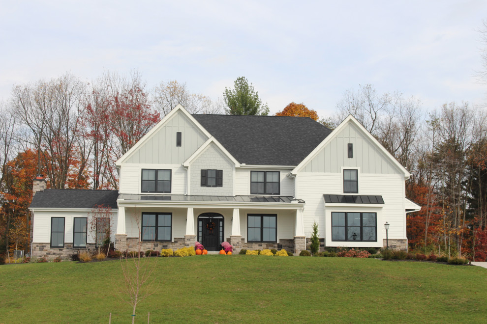 Großes, Zweistöckiges Uriges Einfamilienhaus mit Betonfassade, weißer Fassadenfarbe, Walmdach und Schindeldach
