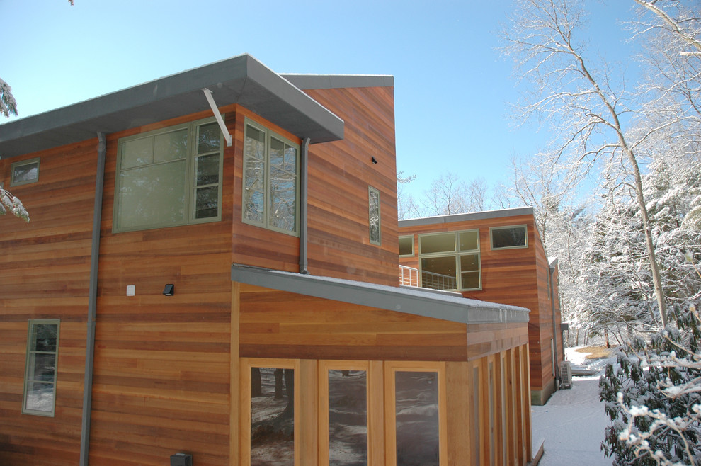 Ispirazione per la facciata di una casa grande marrone contemporanea a due piani con rivestimento in legno