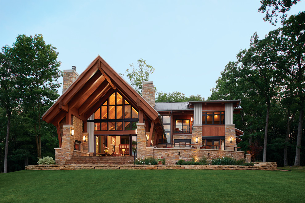 Inspiration pour une très grande façade de maison marron chalet à un étage avec un revêtement mixte, un toit à deux pans et un toit en métal.
