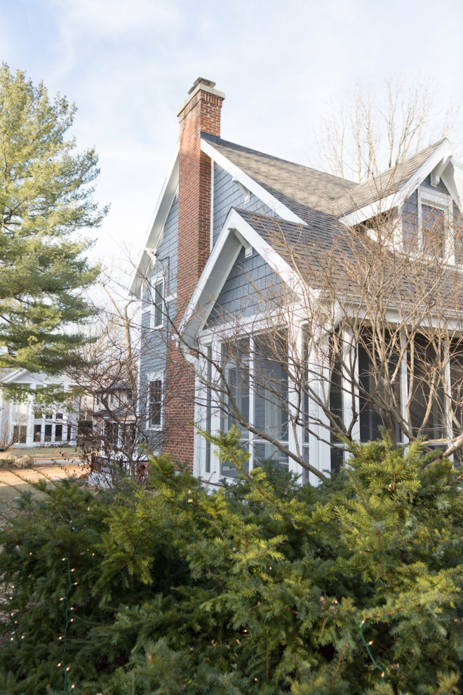 Cette photo montre une façade de maison grise chic de taille moyenne et à un étage avec un revêtement en vinyle, un toit à deux pans et un toit en shingle.