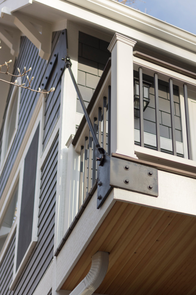 Mittelgroßes, Zweistöckiges Klassisches Einfamilienhaus mit Vinylfassade, grauer Fassadenfarbe, Satteldach und Schindeldach in Sonstige