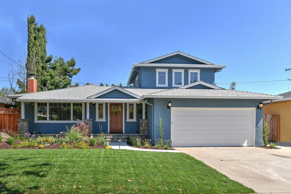 Ejemplo de fachada de casa azul minimalista grande de dos plantas con revestimientos combinados, tejado a dos aguas y tejado de teja de madera