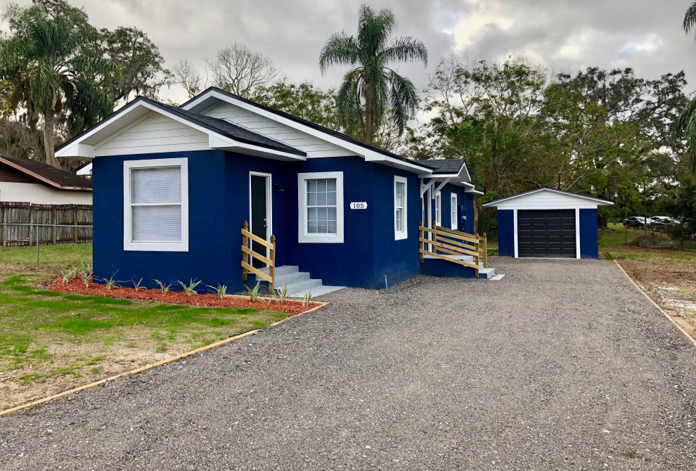 Kleines, Einstöckiges Uriges Einfamilienhaus mit Putzfassade, blauer Fassadenfarbe, Satteldach und Schindeldach in Orlando
