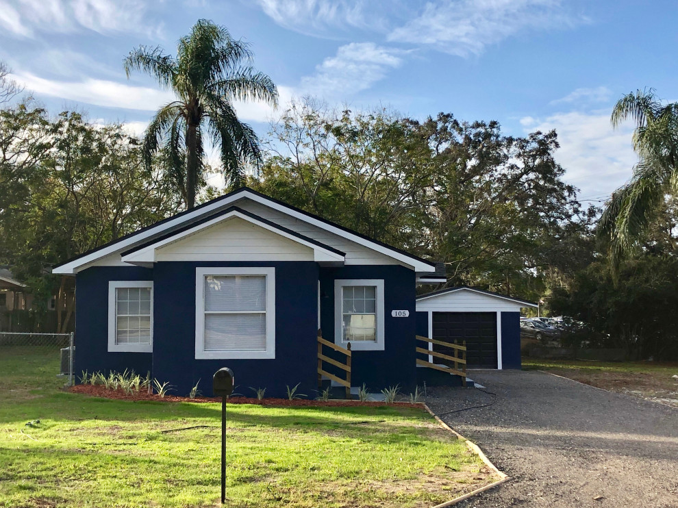 Kleines, Einstöckiges Rustikales Einfamilienhaus mit Putzfassade, blauer Fassadenfarbe, Satteldach und Schindeldach in Orlando