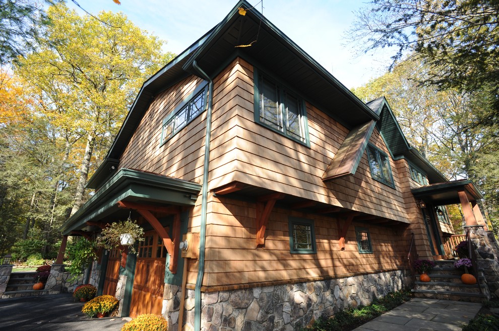 Zweistöckige Urige Holzfassade Haus mit brauner Fassadenfarbe in New York