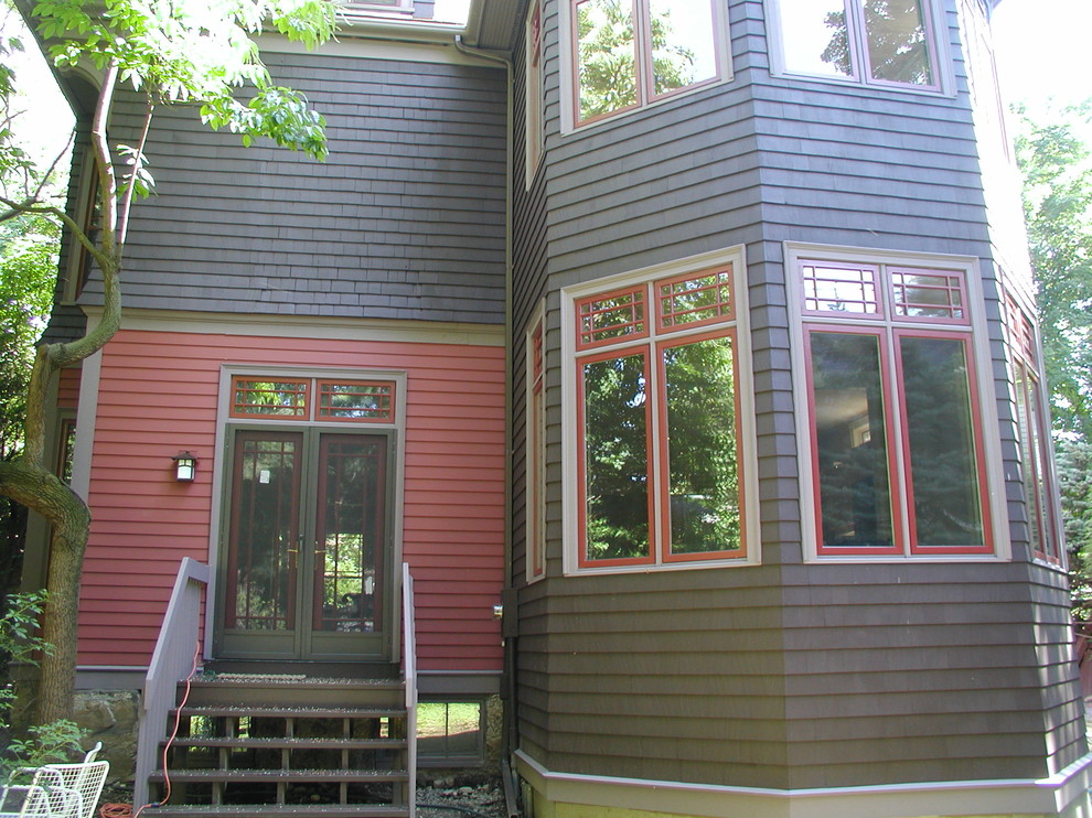 Ispirazione per la facciata di una casa grande marrone vittoriana a due piani con rivestimento in legno e tetto a padiglione