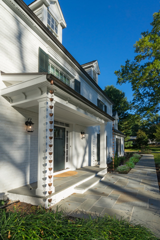 Geräumiges, Dreistöckiges Country Haus mit weißer Fassadenfarbe, Satteldach und Schindeldach in Philadelphia