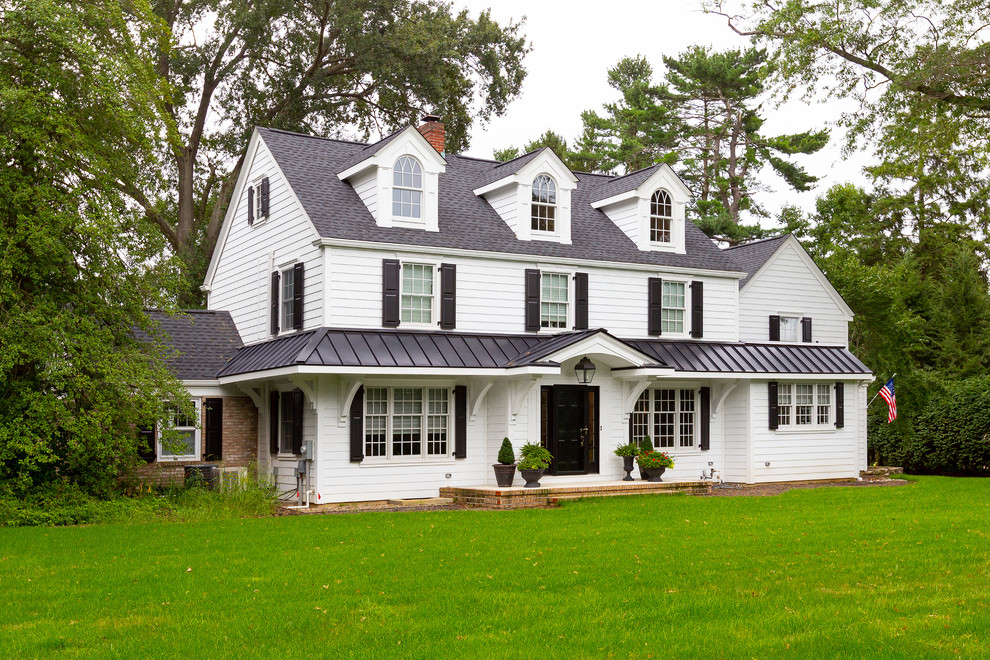 Foto de fachada de casa blanca de estilo de casa de campo de tres plantas con tejado a dos aguas y tejado de teja de madera