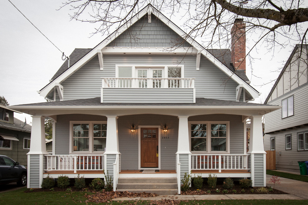 Inspiration pour une façade de maison grise craftsman à un étage avec un toit à deux pans et un toit en shingle.