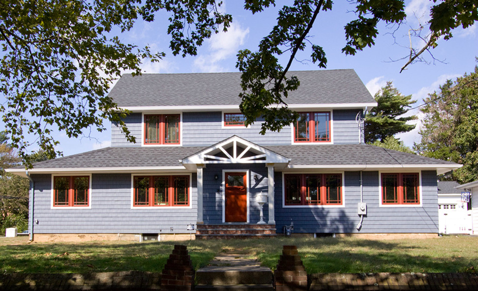 Idee per la facciata di una casa blu classica a tre piani di medie dimensioni con rivestimento in vinile e tetto a capanna