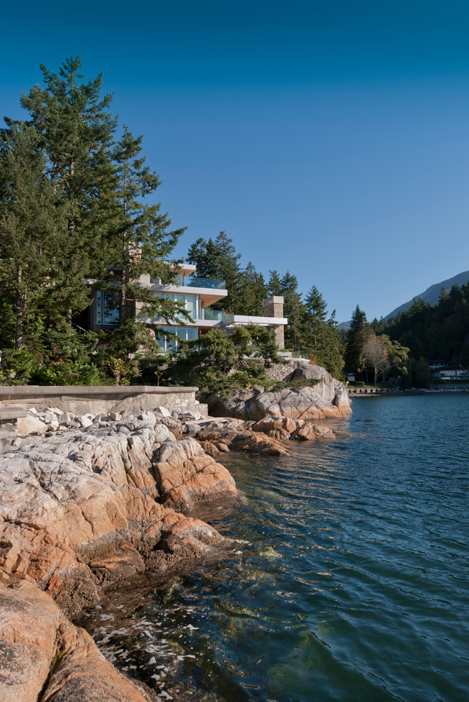 Dreistöckige Moderne Holzfassade Haus mit grauer Fassadenfarbe in Vancouver