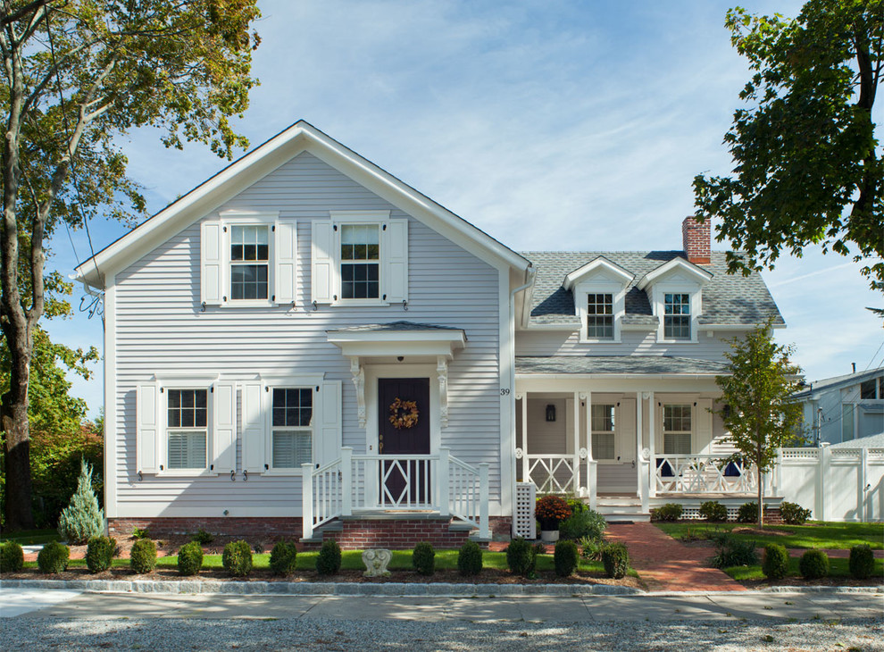 Mittelgroßes, Einstöckiges Maritimes Haus mit grauer Fassadenfarbe und Schindeldach in Providence