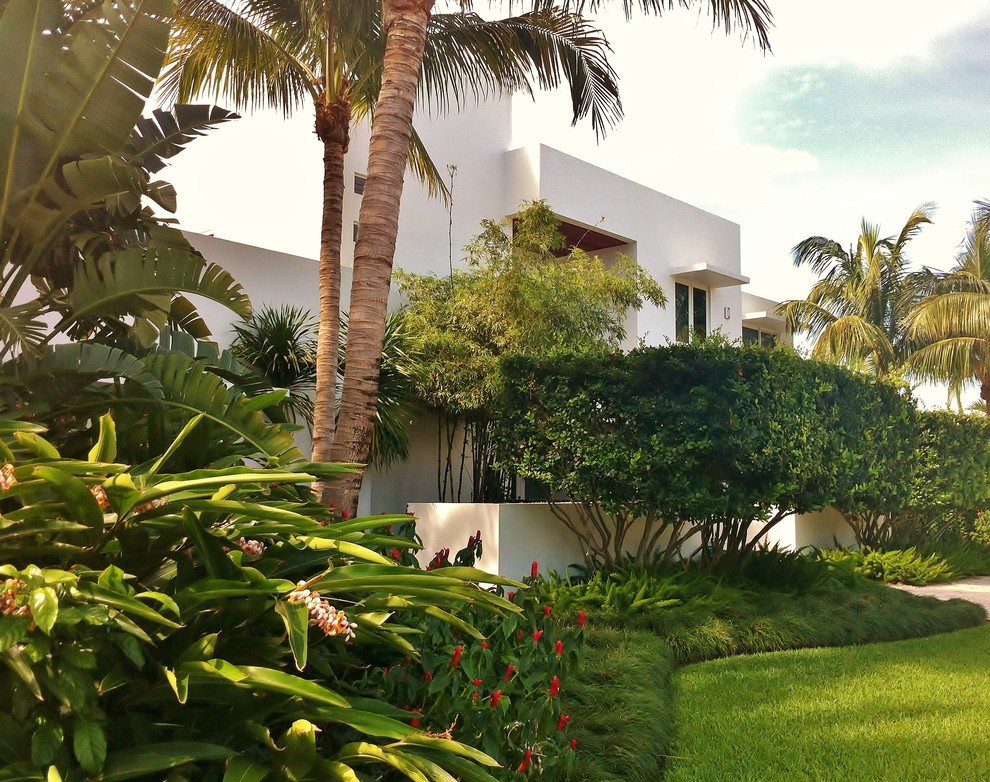 Inspiration for a contemporary two floor house exterior in Miami.