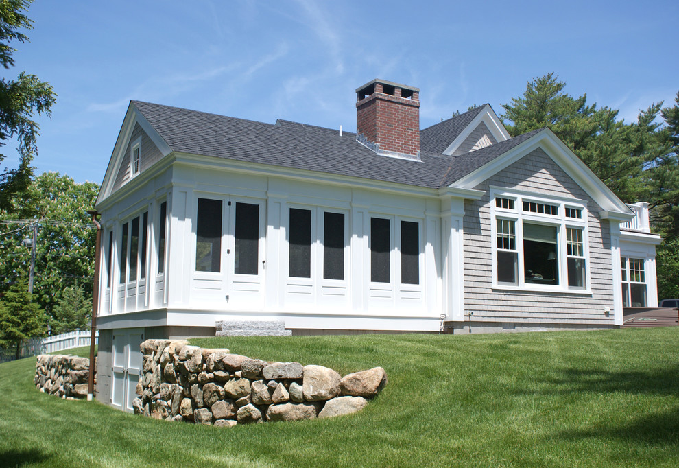 Idee per la facciata di una casa bianca classica a due piani con rivestimento in legno e tetto a capanna