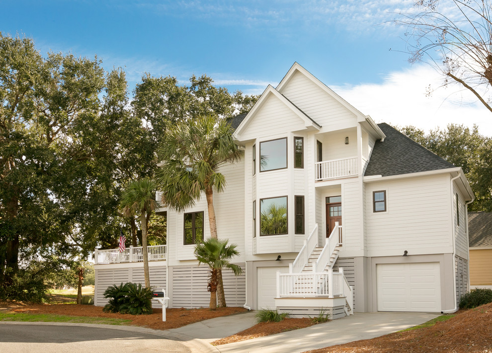 Maritimes Einfamilienhaus mit weißer Fassadenfarbe und Schindeldach in Charleston