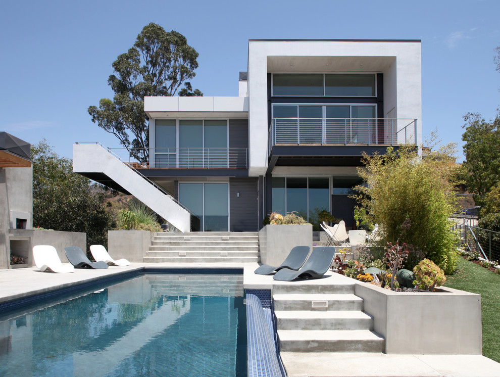 Photo of a modern two floor house exterior in Los Angeles.