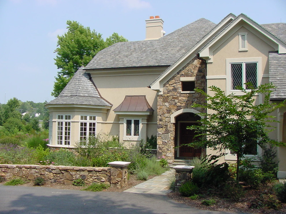 Exemple d'une façade de maison chic.