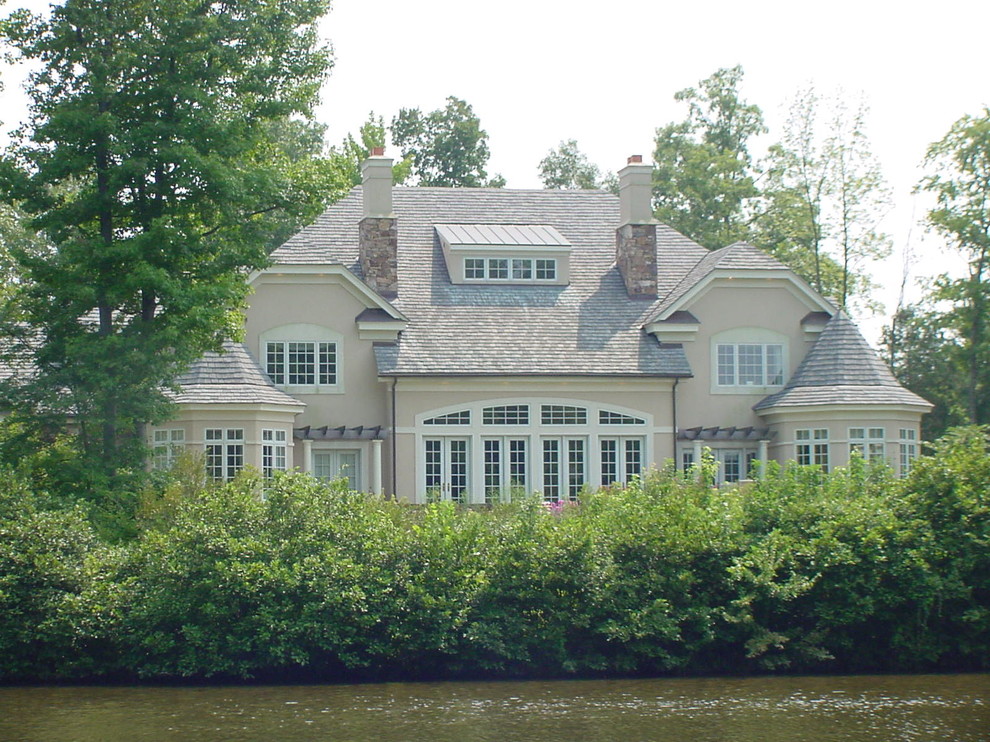 Photo of a traditional house exterior in Richmond.
