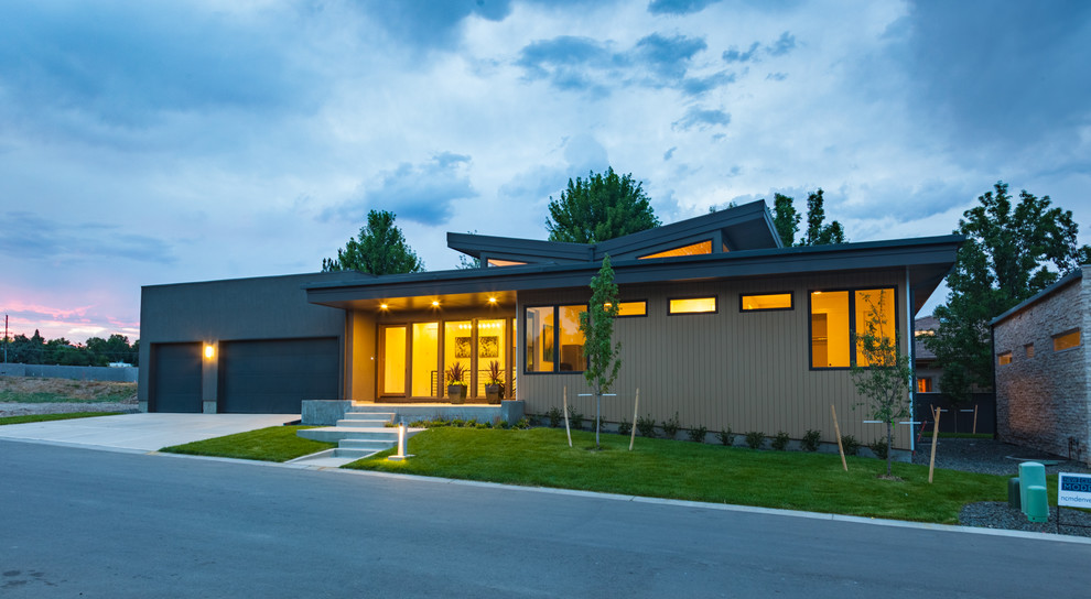 Exemple d'une façade de maison marron moderne en bois de taille moyenne et de plain-pied avec un toit plat.