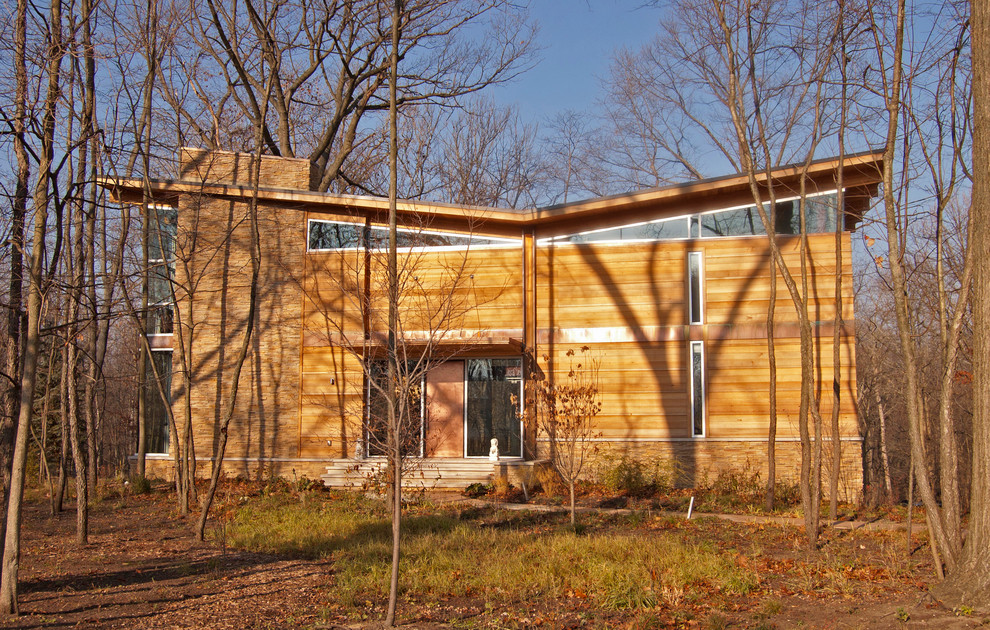 Идея дизайна: деревянный, большой, трехэтажный, коричневый частный загородный дом в стиле модернизм с двускатной крышей и металлической крышей