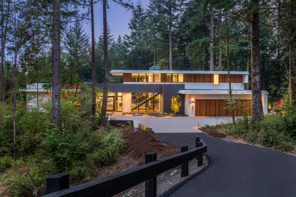 Zweistöckiges Modernes Haus mit weißer Fassadenfarbe, Flachdach und Misch-Dachdeckung in Portland