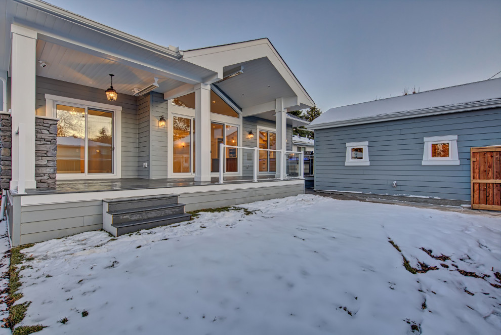 Modernes Einfamilienhaus mit Faserzement-Fassade, grauer Fassadenfarbe und Schindeldach in Calgary