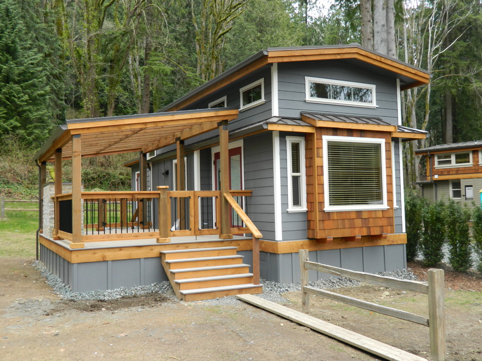 Пример оригинального дизайна: маленький, серый дом в классическом стиле для на участке и в саду