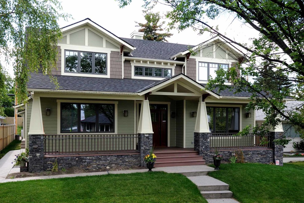 Aménagement d'une façade de maison verte craftsman de taille moyenne et à un étage avec un revêtement mixte.