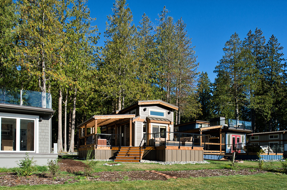 Kleines, Einstöckiges Uriges Haus mit Mix-Fassade, brauner Fassadenfarbe und Satteldach in Seattle