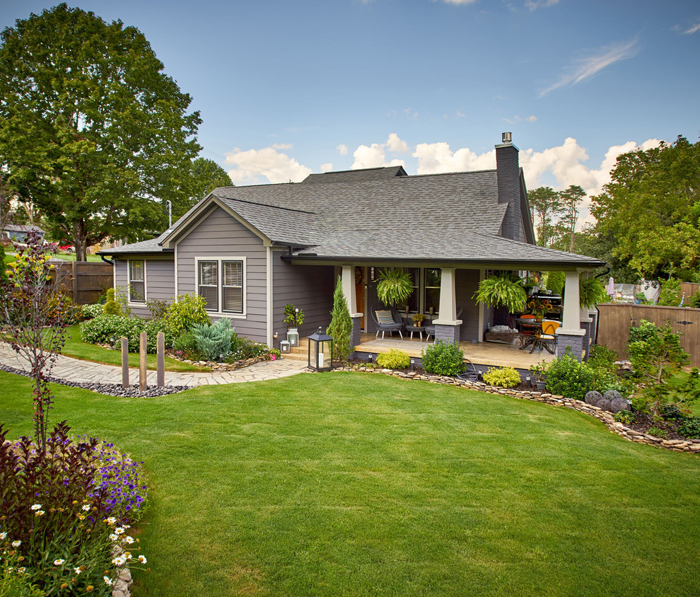Kleines Rustikales Haus mit grauer Fassadenfarbe, Satteldach und Schindeldach in Sonstige