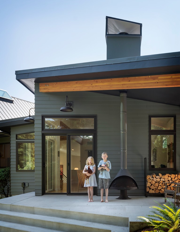 シアトルにある中くらいなトランジショナルスタイルのおしゃれな家の外観 (コンクリート繊維板サイディング) の写真
