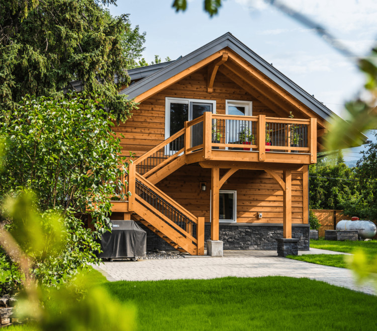 Diseño de fachada de casa de estilo americano pequeña de dos plantas con revestimiento de madera