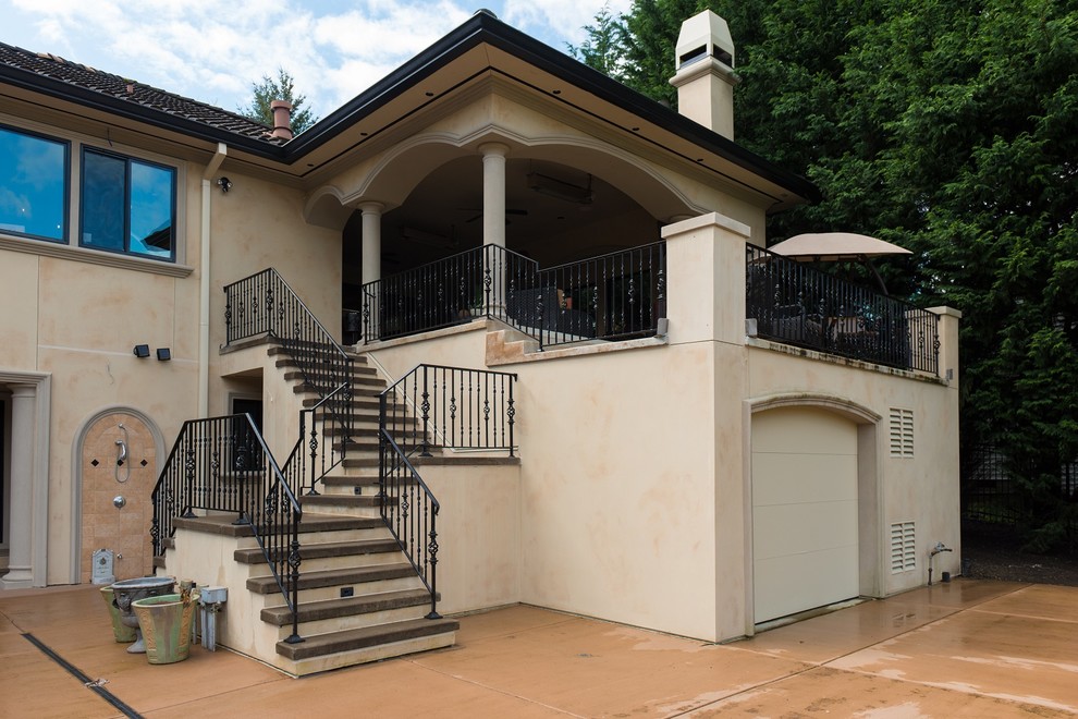 Idee per la facciata di una casa grande beige mediterranea a due piani con rivestimento in stucco e tetto a padiglione