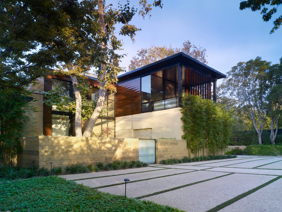 Inspiration for a modern two floor house exterior in Los Angeles.