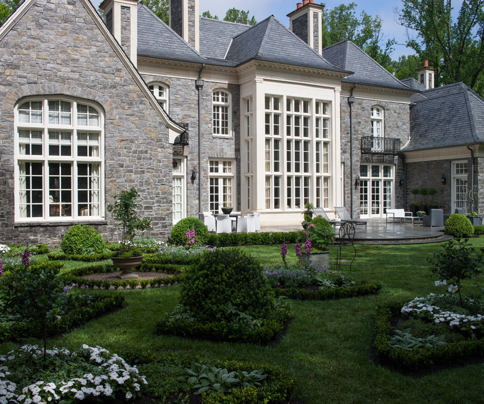 Geräumiges, Zweistöckiges Klassisches Haus mit Steinfassade, grauer Fassadenfarbe und Walmdach in Atlanta