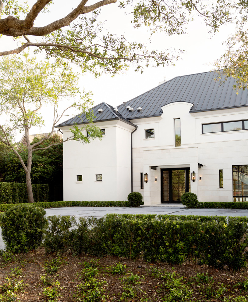 Пример оригинального дизайна: большой, двухэтажный, белый дом в классическом стиле с комбинированной облицовкой и вальмовой крышей