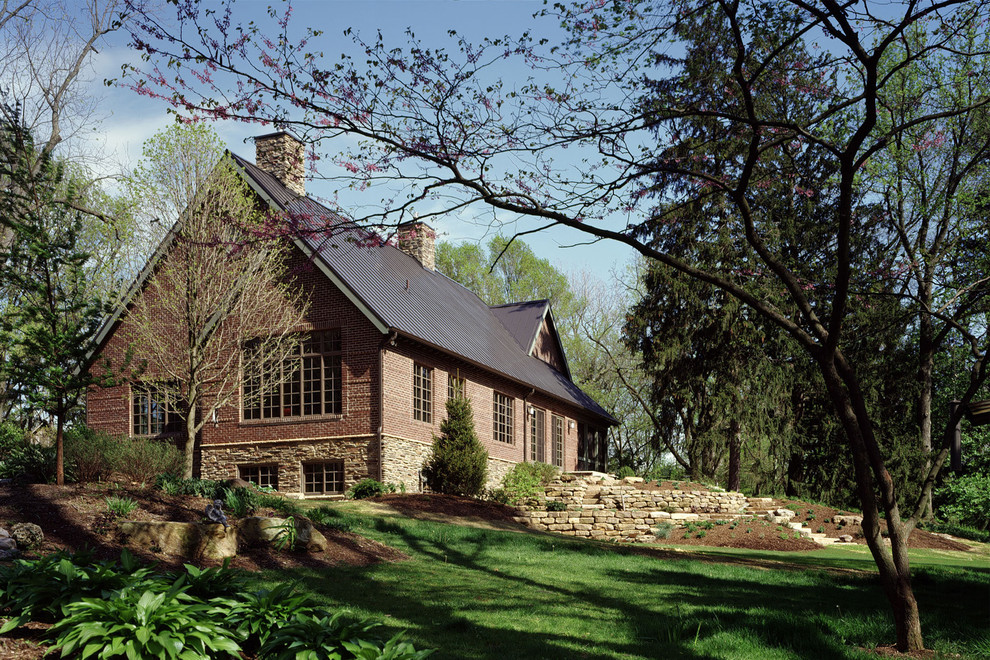 Ispirazione per la facciata di una casa rossa country a tre piani di medie dimensioni con rivestimento in mattoni e tetto a capanna