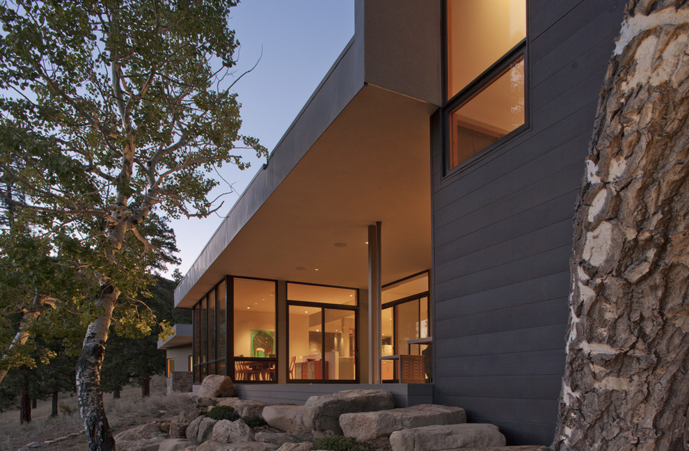 Großes, Zweistöckiges Modernes Haus mit Mix-Fassade und weißer Fassadenfarbe in Denver