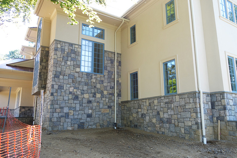 Ispirazione per la villa grande multicolore classica a due piani con rivestimento in pietra e copertura in metallo o lamiera