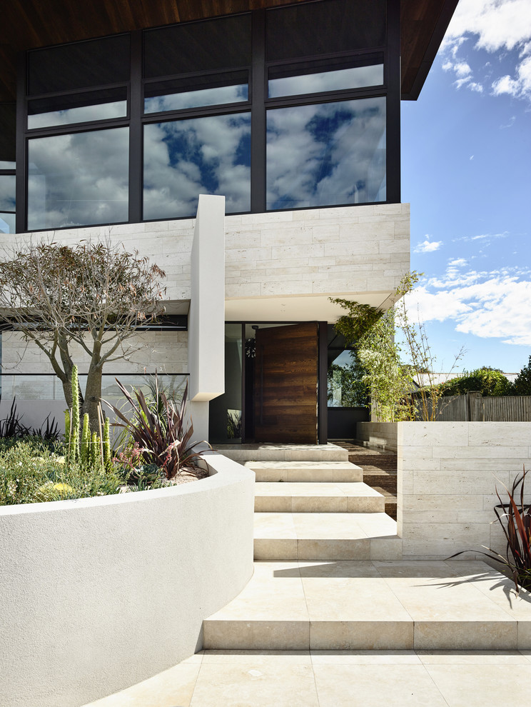 Imagen de fachada beige contemporánea de tres plantas con revestimiento de piedra