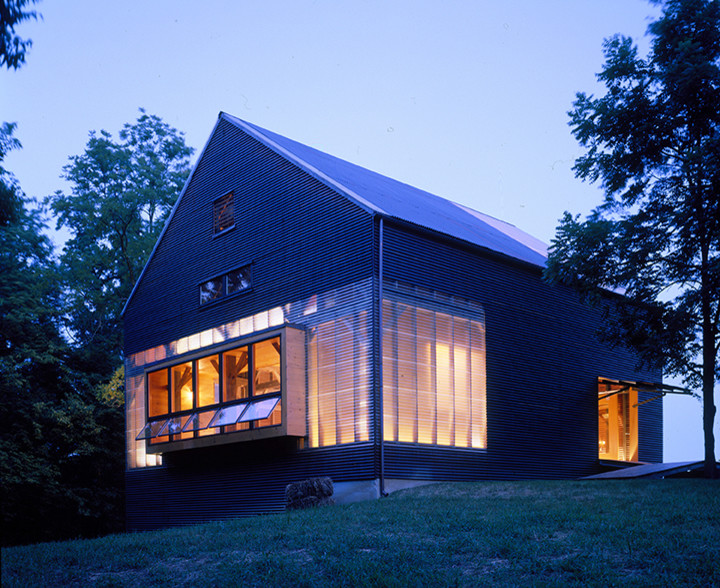 Foto de fachada de estilo de casa de campo con revestimiento de metal