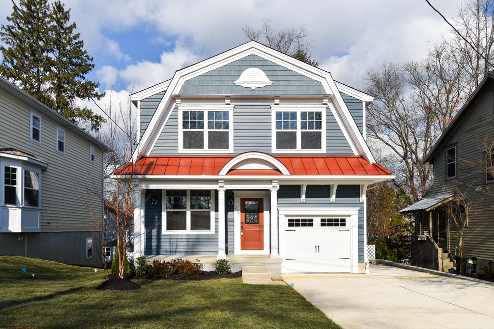 Exemple d'une façade de maison bleue chic à un étage avec un toit de Gambrel, un toit en métal et un toit rouge.