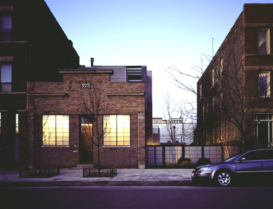 Dreistöckiges Modernes Haus mit Backsteinfassade, beiger Fassadenfarbe und Flachdach in Chicago