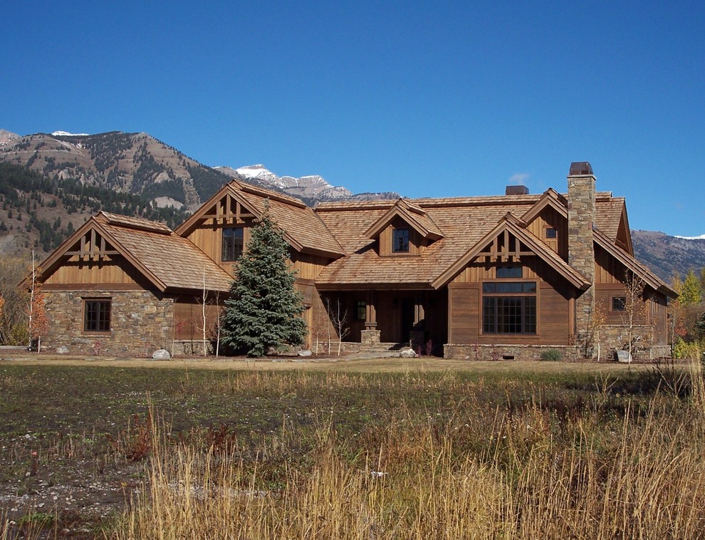 Inspiration pour une façade de maison marron chalet en bois à un étage avec un toit à deux pans.