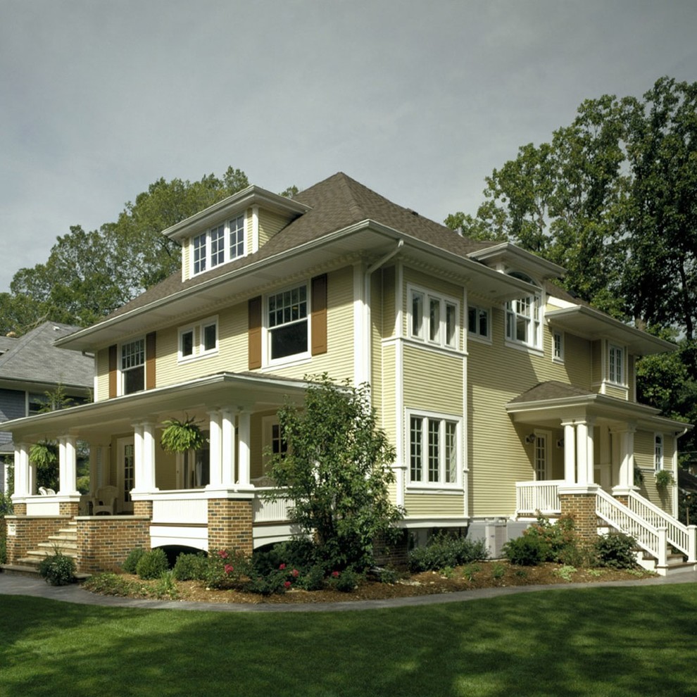 Exemple d'une grande façade de maison chic en panneau de béton fibré à un étage avec un toit à quatre pans et un toit en shingle.