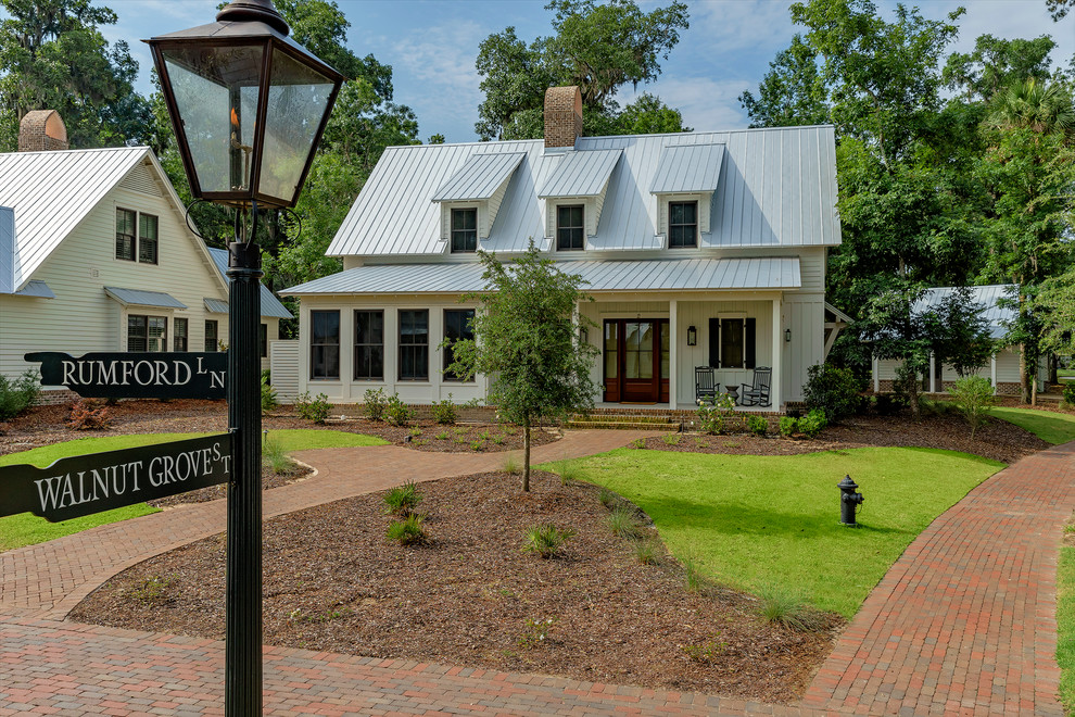 Mittelgroßes, Zweistöckiges Landhaus Haus mit Faserzement-Fassade, weißer Fassadenfarbe und Satteldach in Atlanta