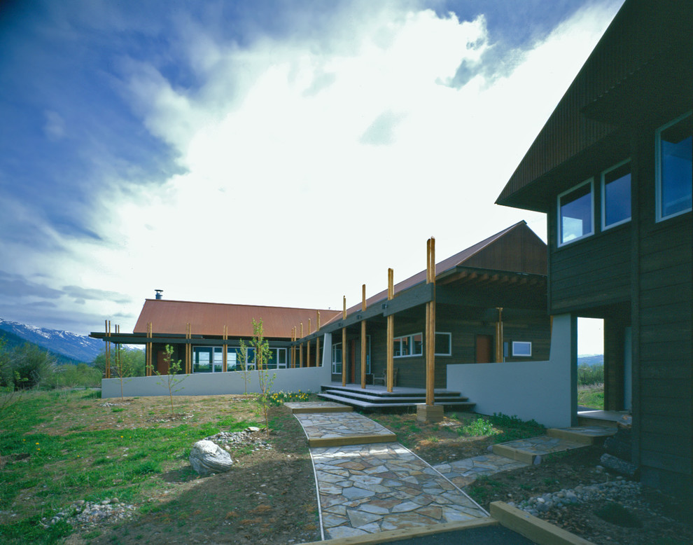 Стильный дизайн: большой, двухэтажный, деревянный, коричневый частный загородный дом в современном стиле с двускатной крышей и металлической крышей - последний тренд