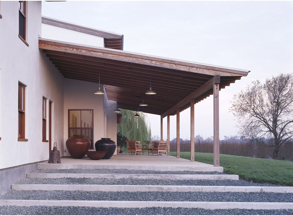 Свежая идея для дизайна: дом в стиле неоклассика (современная классика) - отличное фото интерьера