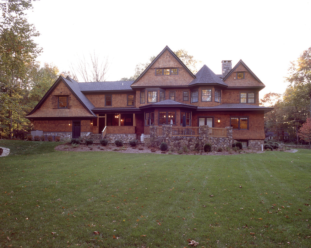 Cette image montre une grande façade de maison marron victorienne en bois à deux étages et plus avec un toit à deux pans.